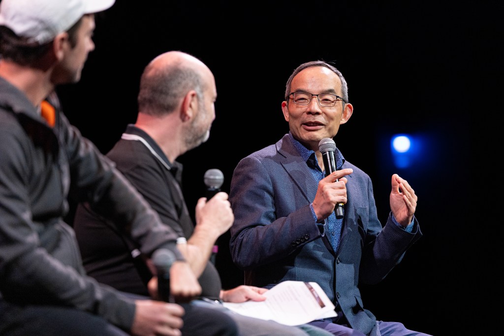 Lãnh đạo GM, Zoom, IBM phân tích ưu - nhược điểm mô hình AI mở và đóng cho doanh nghiệp