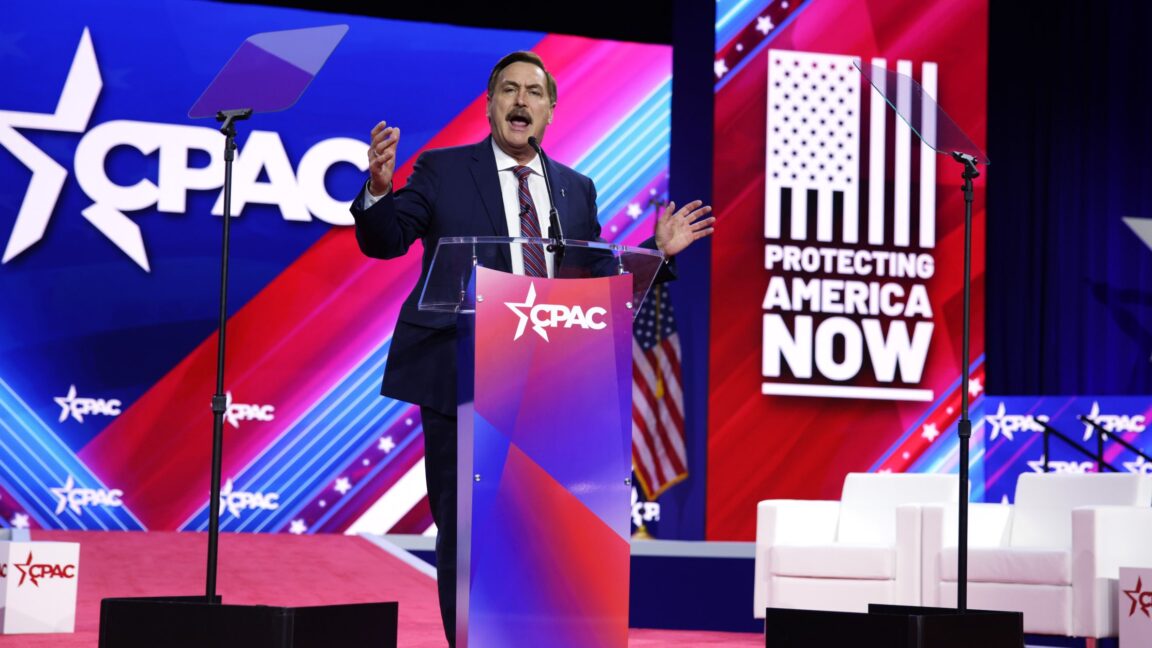 Luật sư của Mike Lindell bị phạt vì sử dụng AI tạo thông tin sai trong vụ kiện phỉ báng