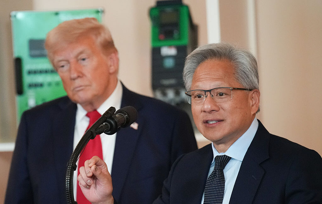 Trump nhượng bộ lệnh cấm xuất khẩu chip Nvidia H20 và nguy cơ ảnh hưởng an ninh quốc gia Mỹ